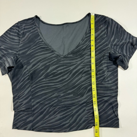 Lululemon Nulu Crop Slim Yoga Tee Shirt Le Tigre Camo - Picture 4 of 5